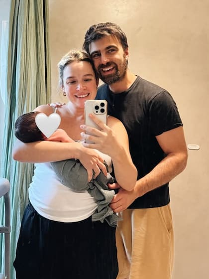 Sofi y Santiago, felices junto al pequeño Vito