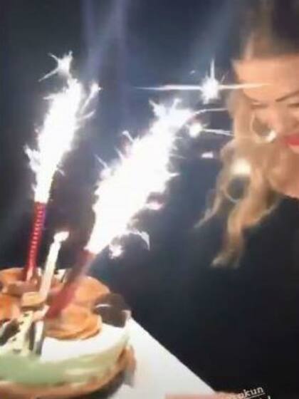 Sofía, al momento de llevarle la torta a su pareja