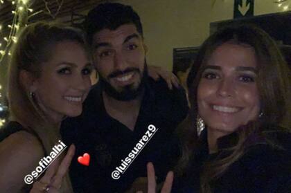 Sofia Balbi, Luis Suárez y Coral Simanovich, pareja de Sergi Roberto