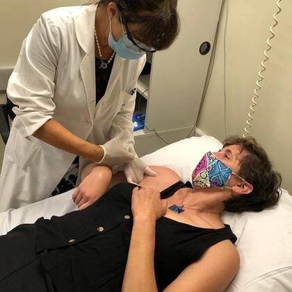 Sofía Bauzá en enero de 2021, Enero de 2021, la Dra. Diana Muzio le aplicó bótox en el brazo en el FLENI