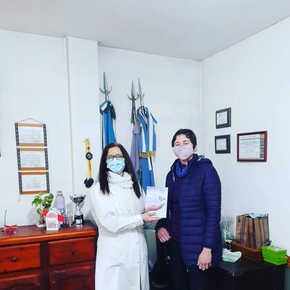 Sofía Bauzá le entrega su libro "Y después del ACV, qué?" a la directora del Hospital Dr. J. M. Jorge, de Burzaco