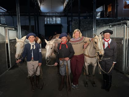 Sofía Benedit junto a chicos domadores