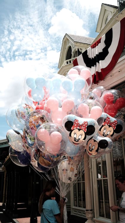 Sofía Calzetti compartió las postales de su vista a Disney con el Kun Agüero y su bebé (Foto: Instagram @soficalzetti)