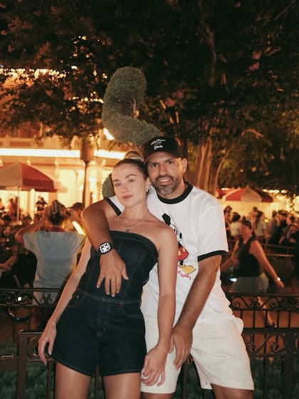 Sofía Calzetti y el Kun Agüero en Magic Kingdom (Foto: Instagram @kunaguero)