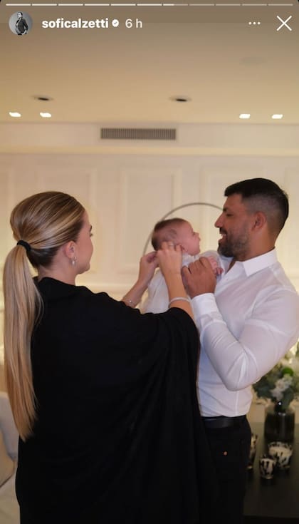 Sofía Calzetti y el Kun Agüero junto a su hija Olivia