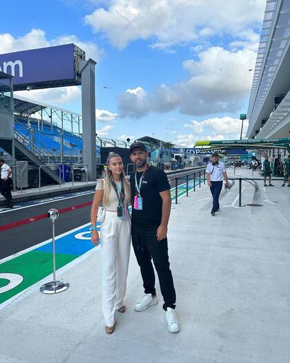 Sofía Calzetti y el Kun en el Autódromo Internacional de Miami