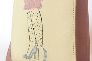 La diseñadora que provoca a través de carteras