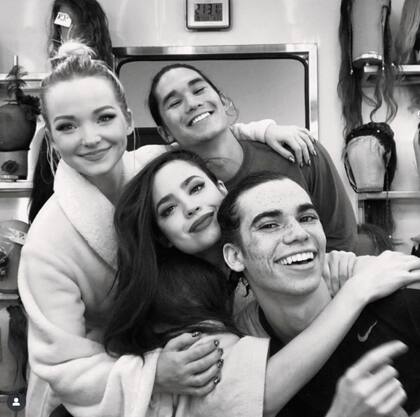 Sofía Carson junto a Cameron Boyce, Dove Cameron y Mitchell Hope en el detrás de cámaras de "Descendientes" (Instagram/@sofiacarson)