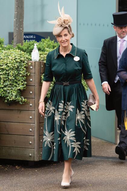 Sofía combinó su vestido de falda estampada con un delicado tocado de plumas, el mismo que usó hace diez años para la boda de los duques de Cambridge.