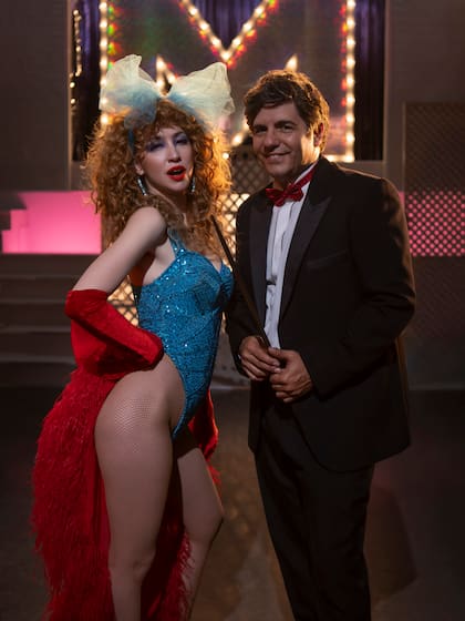 Sofía, como Moria, y Marco Antonio Caponi, como Mario Castiglione, en el icónico estudio de Monumental Moria