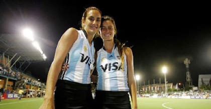 Sofía con Luciana Aymar, quien fue su compañera en Las Leonas