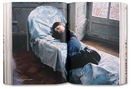 Sofia Coppola en un alto de rodaje, en las páginas del libro editado por Mack.