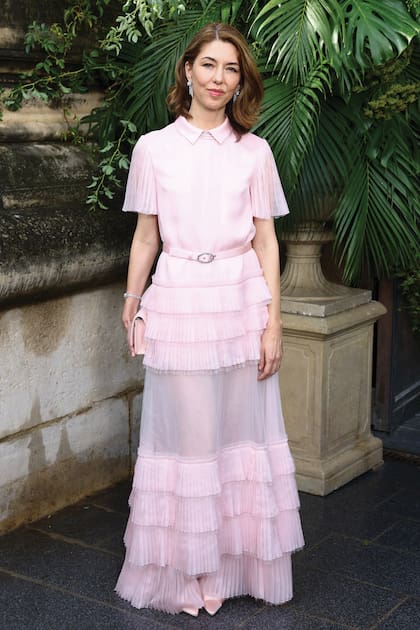 Sofia Coppola, la organizadora del evento, también fue vestida por Chanel, con un diseño de inspiración vintage con cuello camisero y falda con volados plisados y transparencias.