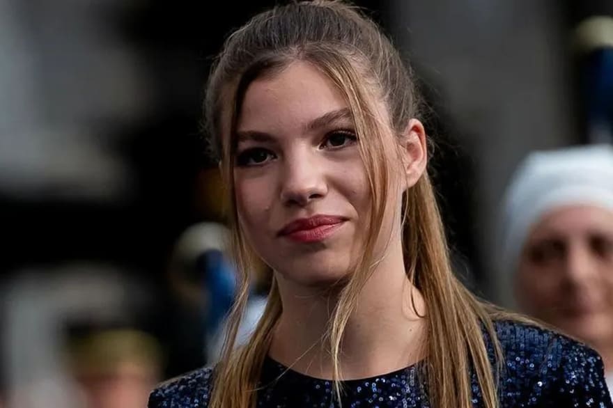 Princesa rebelde: Sofía rompe las reglas de la Zarzuela con la primera foto en un internado 9 Merca2.es El modelo por encargo con el BESSE inscrito