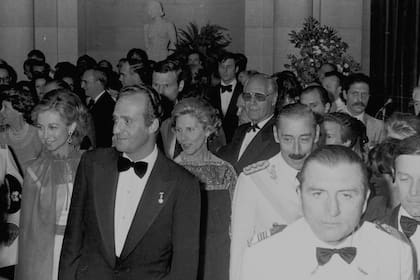 Sofía de Grecia, Juan Carlos I de Borbón, Alicia Cartridge y Jorge Videla en el Concejo Deliberante porteño, el 27 de noviembre de 1978