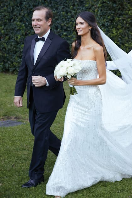 Sofía del brazo de su padrastro, Pablo Born (hijo de Juan Born y Virginia Agote). A mitad del recorrido rumbo al altar, Born intercambió el lugar con el padre de la novia, Mike Reynal.