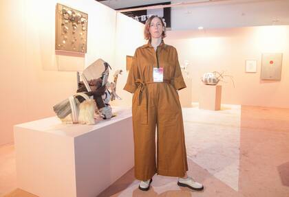 Sofía Dourron, curadora del espacio Después de la naturaleza, que reúne obras de Elda Cerrato, Noemí Gerstein, Constanza Giuliani, Carla Grunauer, Trinidad Metz Brea, Julia Padilla y Florencia Sadir