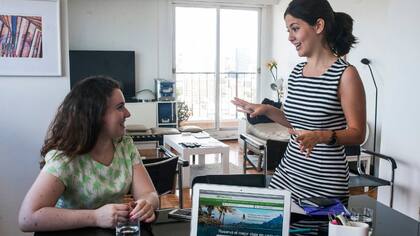 Sofía Ducatenzeiler y Margarita Trovato buscando opciones en Trip Advisor