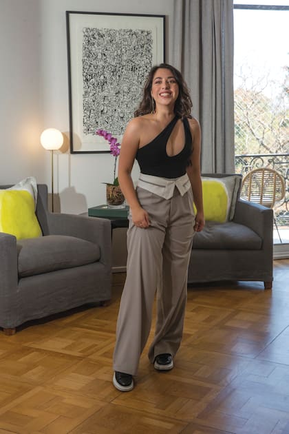 Sofía (experta en cosplay de costumes y en efectos especiales), la hija mayor de la empresaria, delante de un par de sillones de Laura O. Y, entre ellos, un León Ferrari.