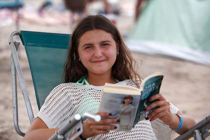 Sofía Falasca lee en inglés una novela de la best seller Nora Roberts en Playa Grande
