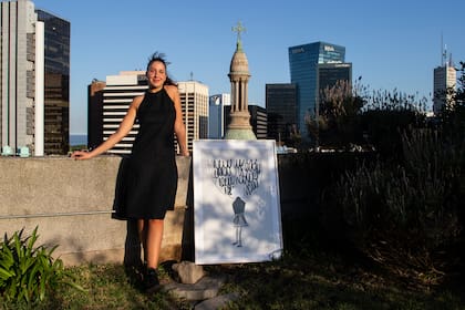 Sofía Freixas tiene 20 años y estudia comunicación. "Hace dos años, en plena pandemia estaba encerrada en casa y me puse a pintar, a copiar cuadros de artistas que me gustaban y a pasarlos a digital. Después empecé a tomar elementos de esas cuadros y a armar obras mías, superpop. Quedaron cosas lindas y las subí a Instagram. Me empezaron a subir los seguidores y luego me convocó una galería en Argentina. Ahí pensé que esto podía ir en serio". Hoy sus obras intervinieron el piso 14 del Kavanagh.