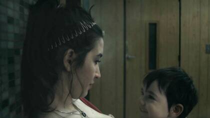 Sofía Gala Castiglione y su hijo Dante en una escena de la película Alanís