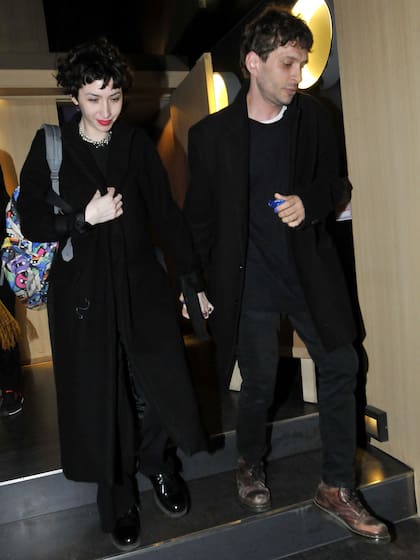 Sofía Gala y Zequi, a la salida de la obra de Muscari