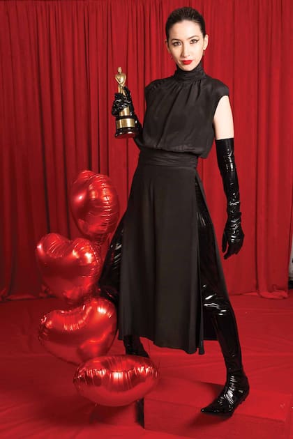 Sofía Gala, con un diseño vanguardista de pantalón, túnica con cintura marcada y tajos laterales y guantes de Pablo Ramírez. Ganó su primer Martín Fierro como Mejor Actriz de Reparto por su trabajo en las series El tigre Verón y Apache. “Quiero compartirlo con mi mamá, con mi tribu, que son mi familia, mis amigos. Con mi hija Helena, que me acompañó, y con mi hijo Dante”, dijo la hija de Moria Casán.