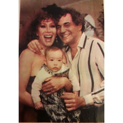 Sofía Gala de bebé en brazos de sus padres: la actriz Moria Casán y el director teatral Mario Castiglione.