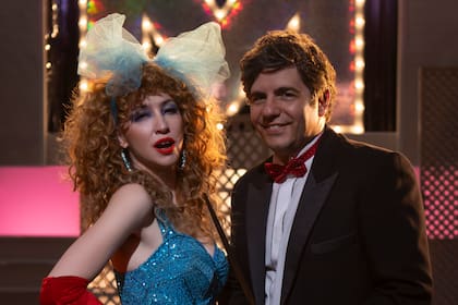 Sofía Gala en el rol de su madre, Moria, y Marco Antonio Caponi como Mario Castiglione, en la serie La One, sobre la vida de la vedette