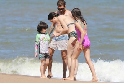 Sofía Gala es mamá full time durante las vacaciones. La actriz viajó con sus hijos, Helena y Dante, para disfrutar de unos días en la costa uruguaya