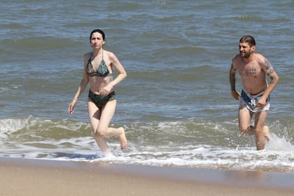 Sofía Gala junto a su novio, Ezequiel "Zeki" Fernández, en una tarde de playa y sol