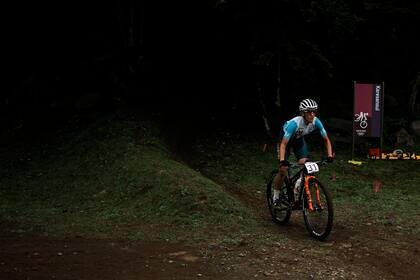 Sofía Gómez Villafañe, de Argentina, compite durante la competencia femenina de bicicleta de montaña de fondo en Izu, Japón.