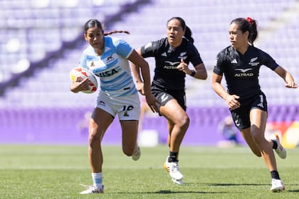 Sofía González intenta progresar en ataque; las Yaguaretés no pudieron con Nueva Zelanda en Valladolid