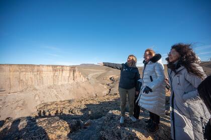 Sofía Heinonen, directora de Rewilding Argentina, con Alicia Kirchner, gobernadora de Santa Cruz, que celebró la inauguración.