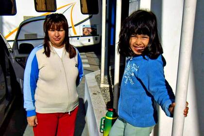Sofía Herrera junto a su madre en una foto familiar