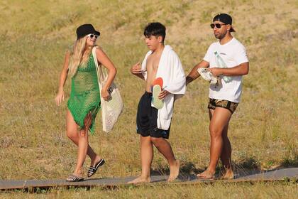 Sofía junto a Sergio y Benjamín durante unas vacaciones en 2023