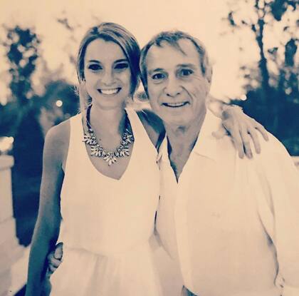 Sofía junto a su papá