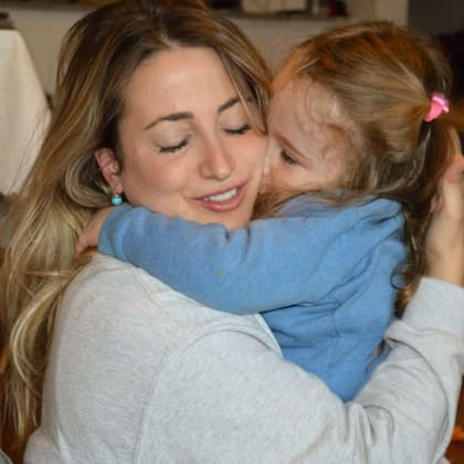 Sofía, junto a su sobrina en Argentina.