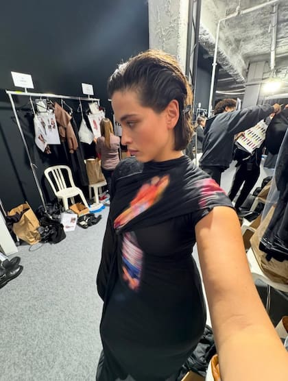 Sofia Klimkowski en el backstage de Balenciaga
