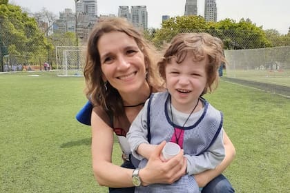 Sofía Kotsias y su hijo Salvador, de cuatro años