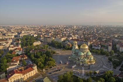 Sofía, la capital de Bulgaria, se destaca por su bajo costo de alquiler, con apartamentos de una habitación en el centro disponibles desde 350 euros mensuales
