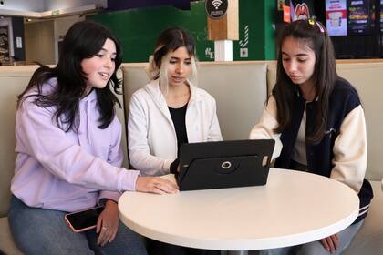 Sofía Leal, Greta Blanco y Chiara Monsu crearon FlameFighters, una app para monitorear incendios que fue elegida entre otros 11.000 proyectos de todo el mundo