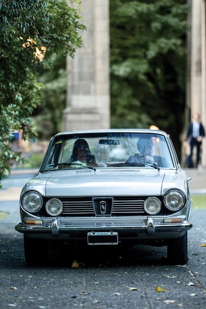 Sofía llegó a los jardines del Sans Soucí a bordo de un Torino de los años 70 conducido por su padrastro, Pablo Born, marido de su mamá, Michaela Harriet.