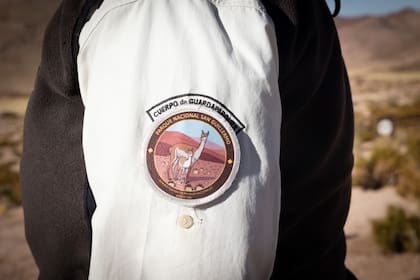 El cuerpo de guardaparques tiene su sede administrativa en Rodeo. Suben por turnos para trabajar en el parque y se alojan en el refugio Agua del Godo.