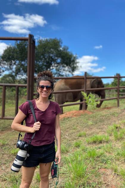 Sofía López Mañán en el Santuario de elefantes de Brasil junto a Mara