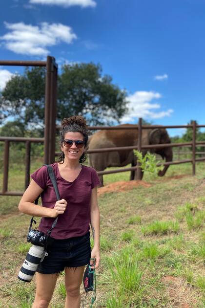 Sofía López Mañán en el Santuario de elefantes de Brasil junto a Mara