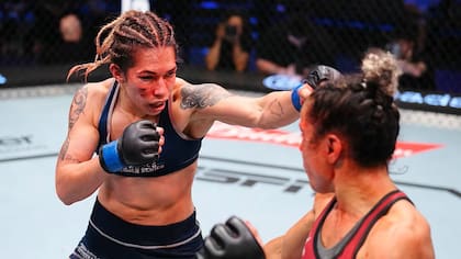 Sofía Montenegro en plena pelea ante la brasileña Jeisla Chaves en septiembre de 2025; a pesar de haber perdido por decisión dividida, fue contratada por UFC