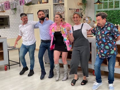 Sofía Pachano celebró en su programa, Cocineros argentinos, su cumpleaños y tuvo especiales visitas como su mamá y su papá