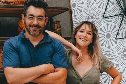 Sofía Pachano junto a Juan Braceli, uno de los integrantes de Cocineros argentinos desde el inicio del programa